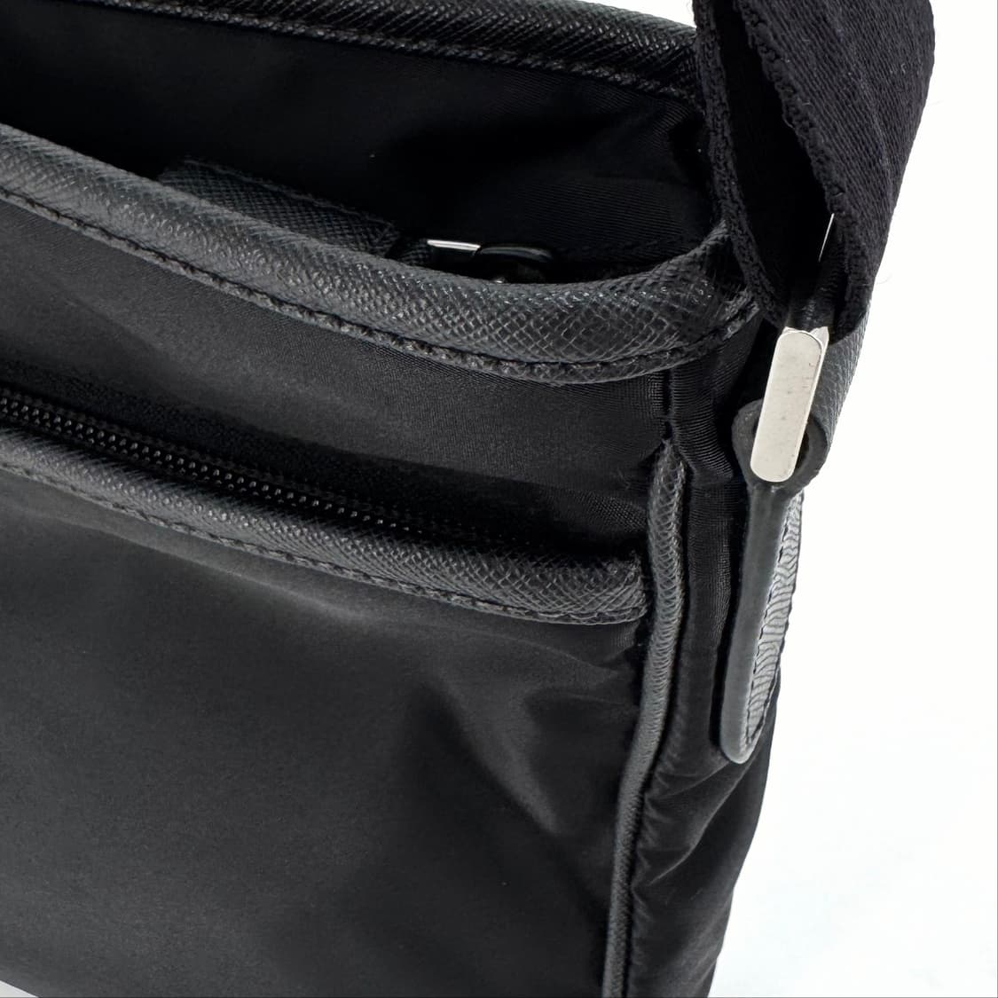 프라다 삼각로고 나일론 메신저백 크로스백 블랙 (2VH797) 상품이미지9