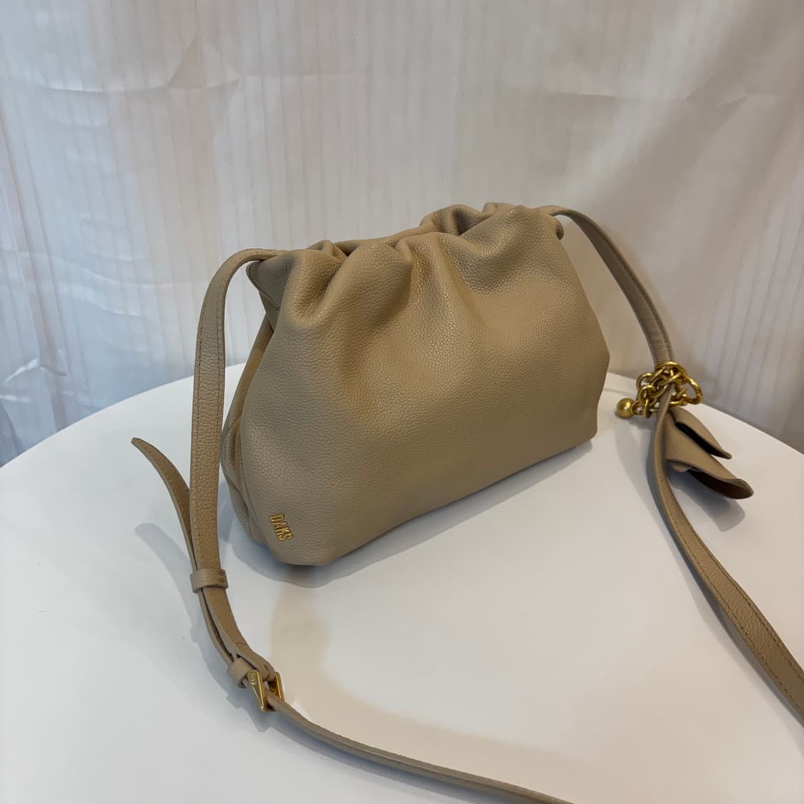 정품 닥스 25ss 플러피플라워 베이지 크로스백     상품이미지3