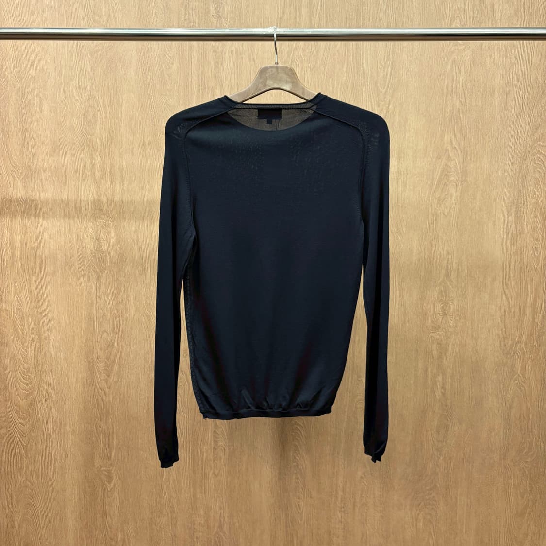 엠포리오 아르마니 긴팔 티셔츠 프론트 엠보 패턴 래글런 디테일 블랙 상품이미지3