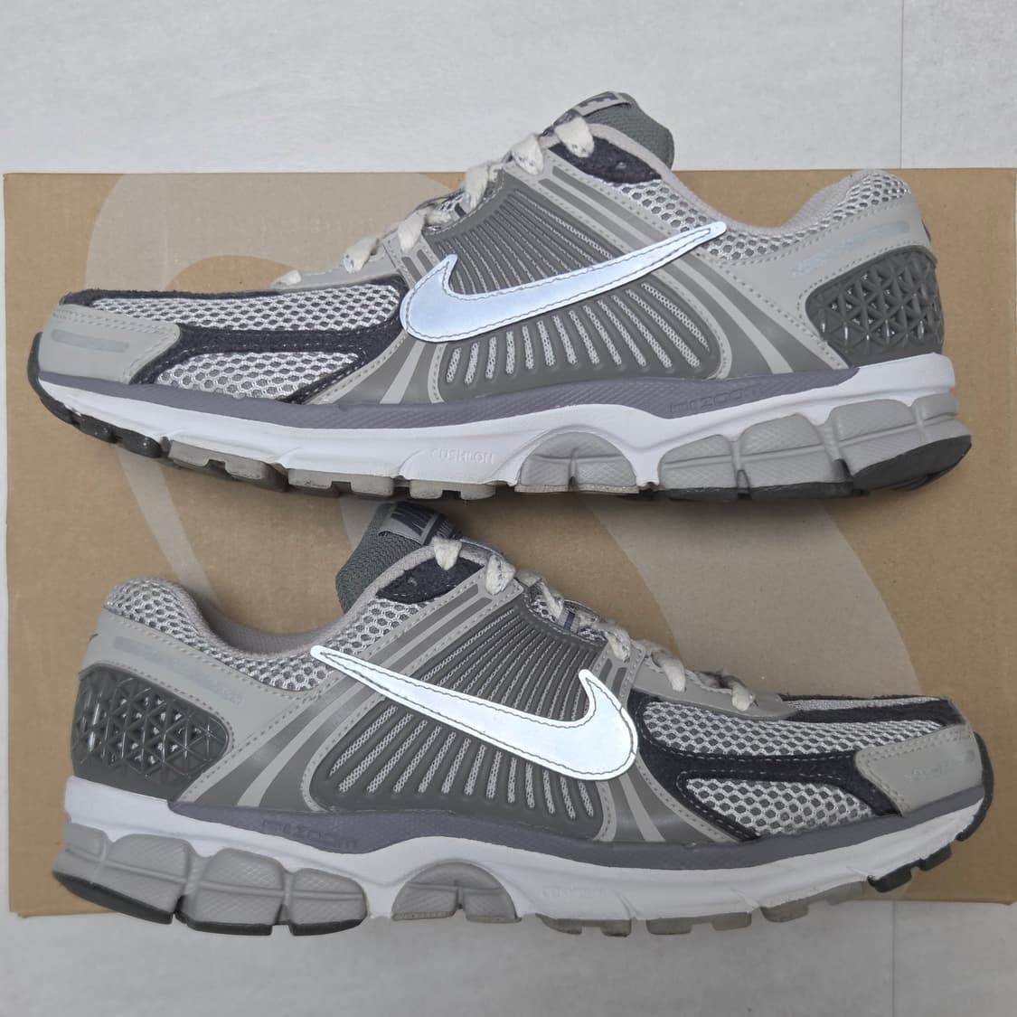 나이키 줌 보메로 5 프리미엄 아이언 오어 FD0791-012 상품이미지2