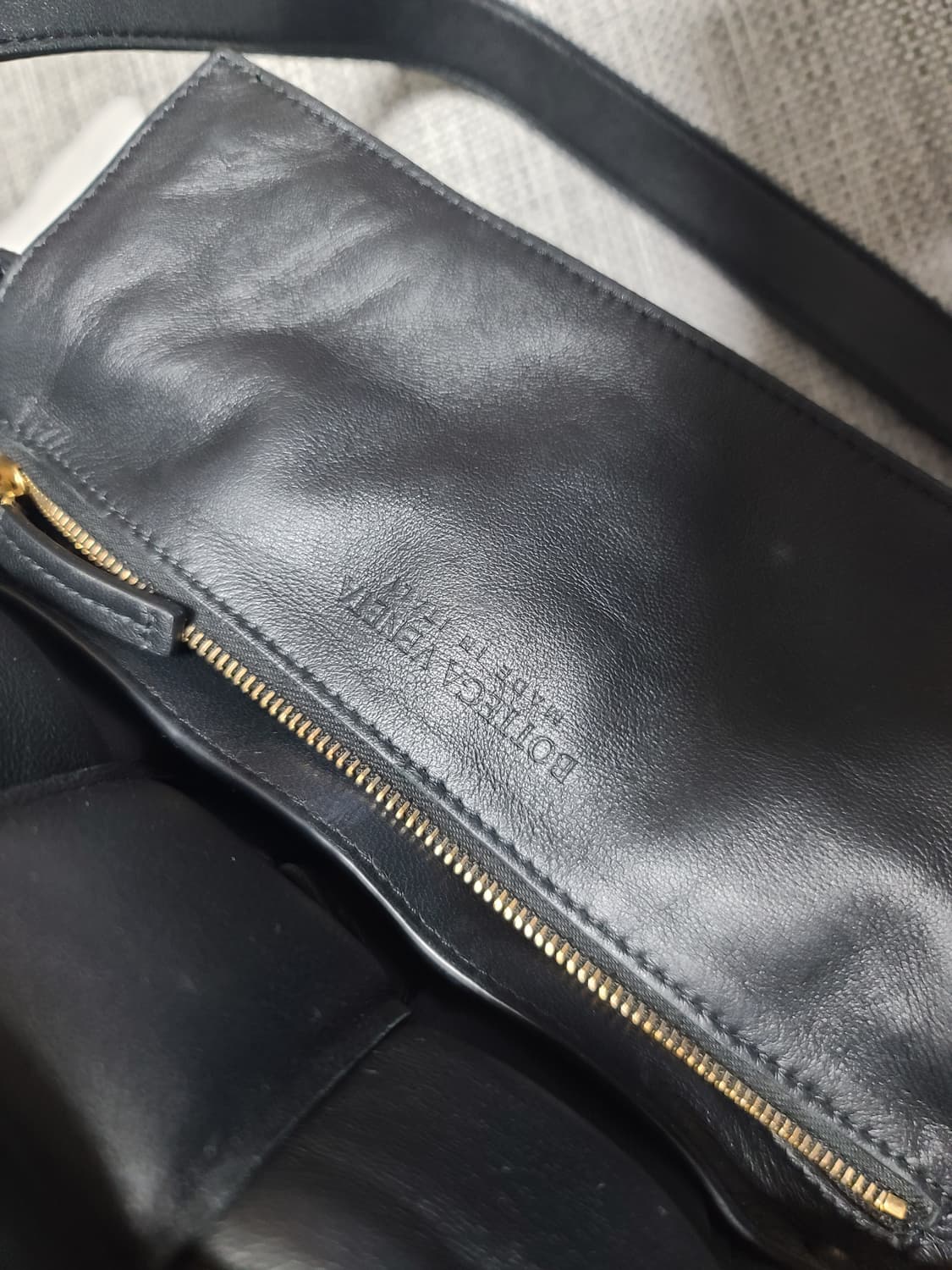 보테가베네타 카프스킨 레더 패딩백 카세트백 블랙 금장 크로스백 상품이미지7