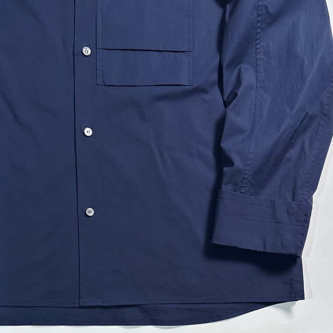 솔리드옴므 커프스 디테일 네이비 셔츠 상품이미지4