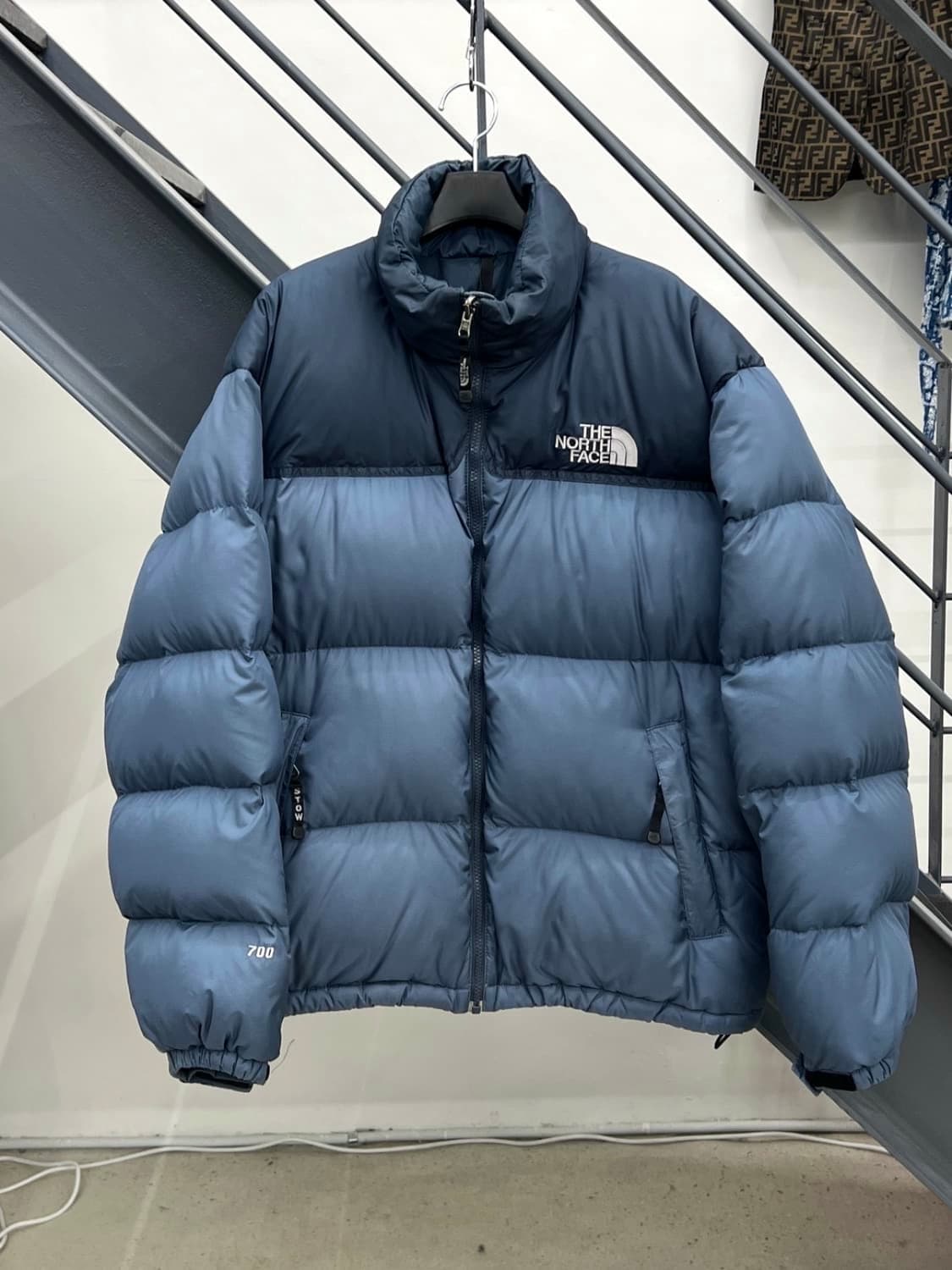 [L] 노스페이스 눕시 1996 레트로 700 해외판 애쉬 블루 숏패딩 상품이미지1