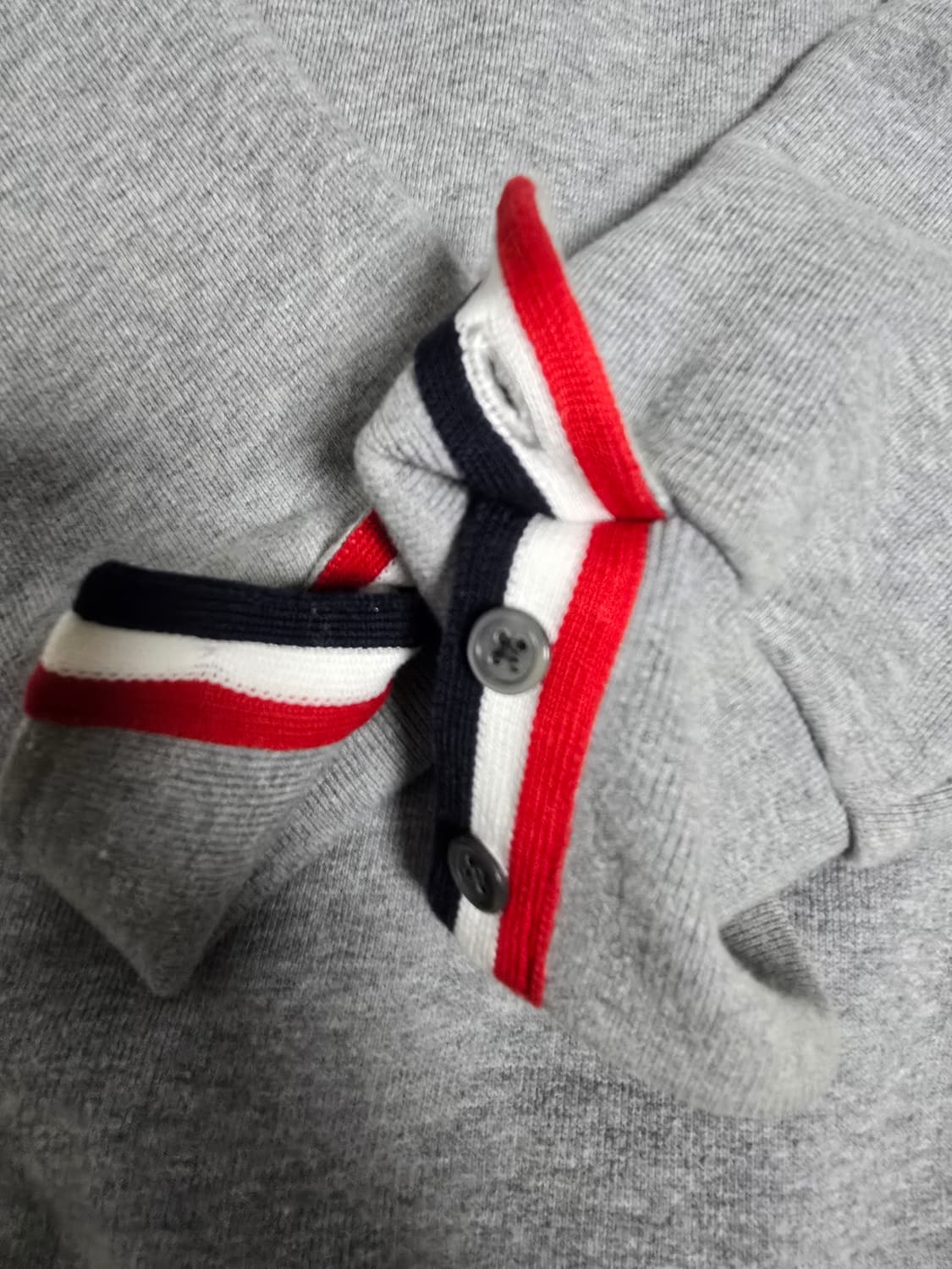 (새상품급)톰브라운 백삼선 그레이 맨투맨 5사이즈 상품이미지3