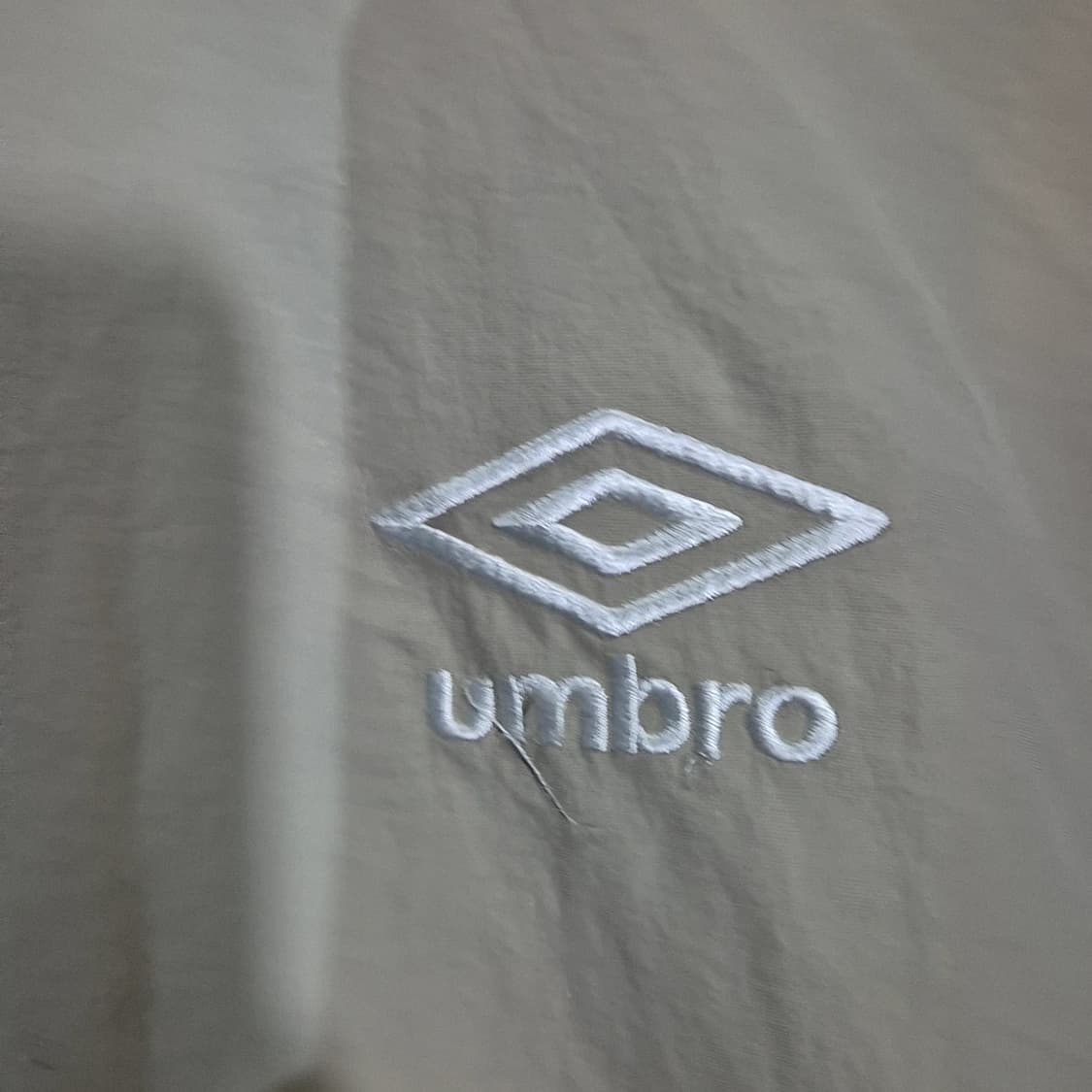 엄브로 빅로고 배색 바람막이 상품이미지4