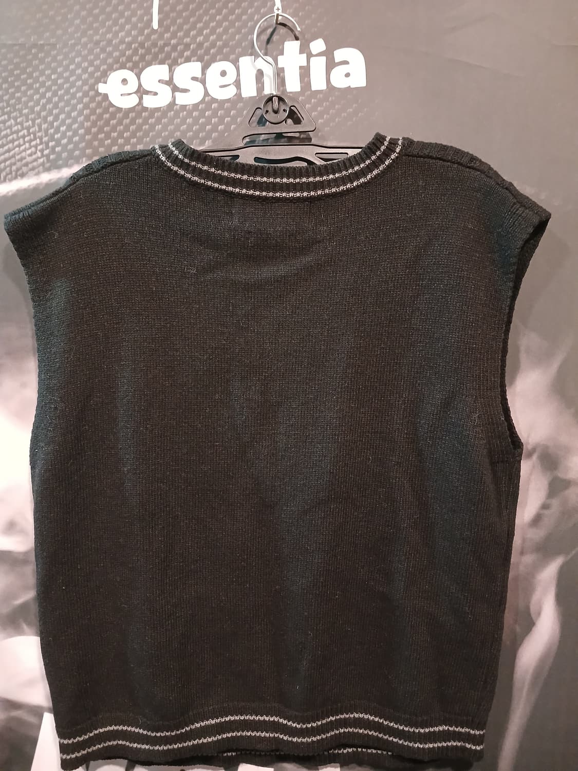 브이넥 니트 베스트 블랙 상품이미지3