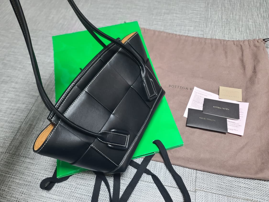 보테가베네타 아르코33 토트백 숄더백 블랙 아르코 스몰 인트레치아토백 상품이미지1