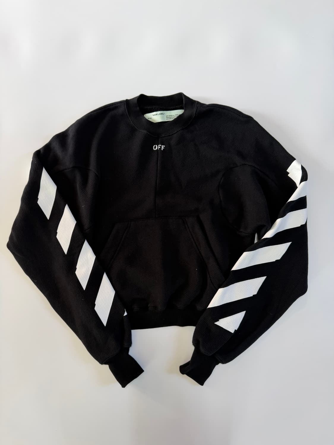 오프 화이트 크롭 맨투맨 상품이미지1
