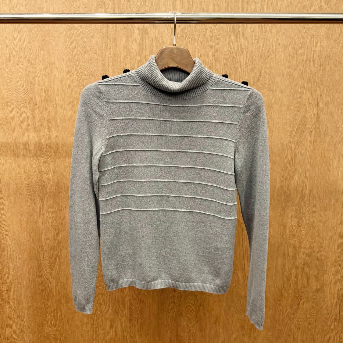 아르마니 익스체인지 터틀넥 니트 숄더 버튼 가로 리브 패턴 디테일 그레이 상품이미지2