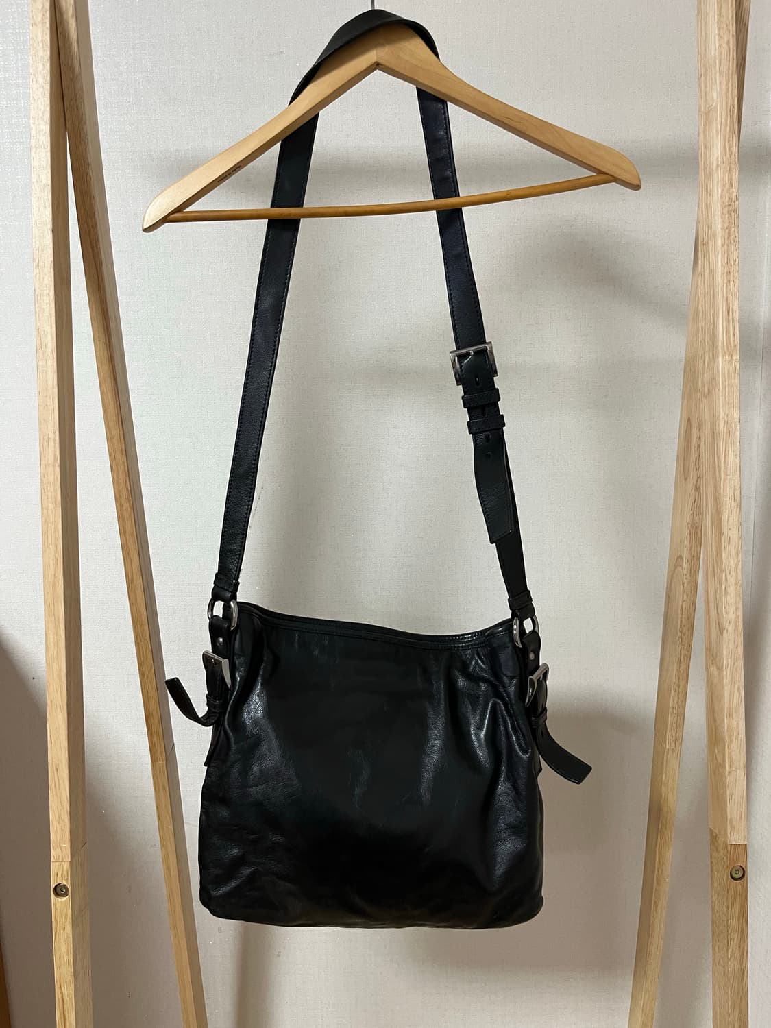 프라다 블랙 송아지 가죽 크로스백 정품 상품이미지2