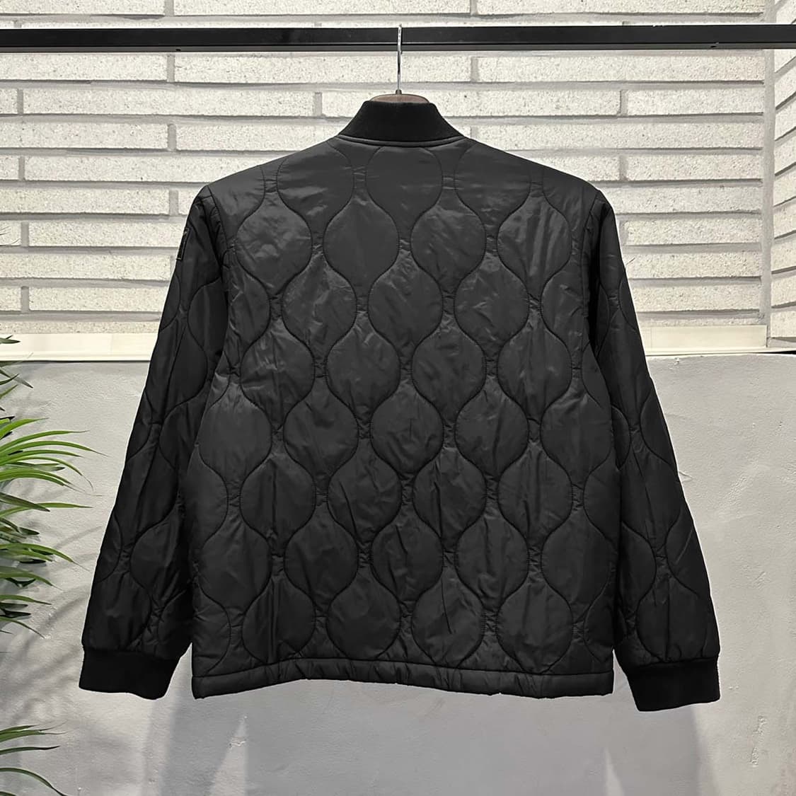 폴로 진스 퀼팅 자켓 리브드 카라넥 투포켓 소매 로고 디테일 블랙 상품이미지2