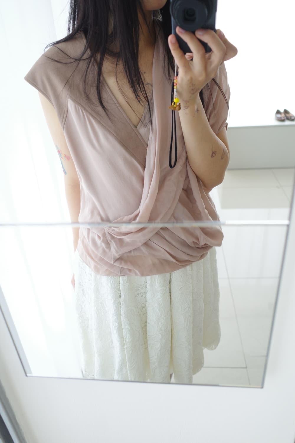Silk tuck detailed layered top 상품이미지1