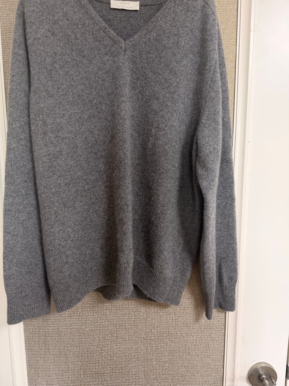 아모멘토 브이넥 니트 그레이 0 상품이미지3