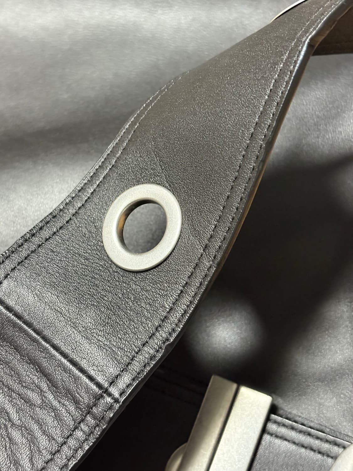 BELLA WIDE STRAP HOBO BAG BLACK 상품이미지3