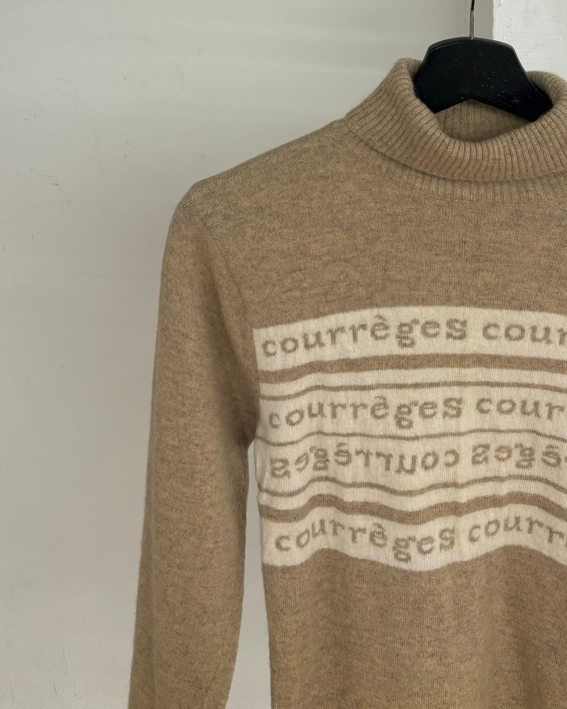 꾸레쥬 로고 하이넥 니트 스웨터 상품이미지3