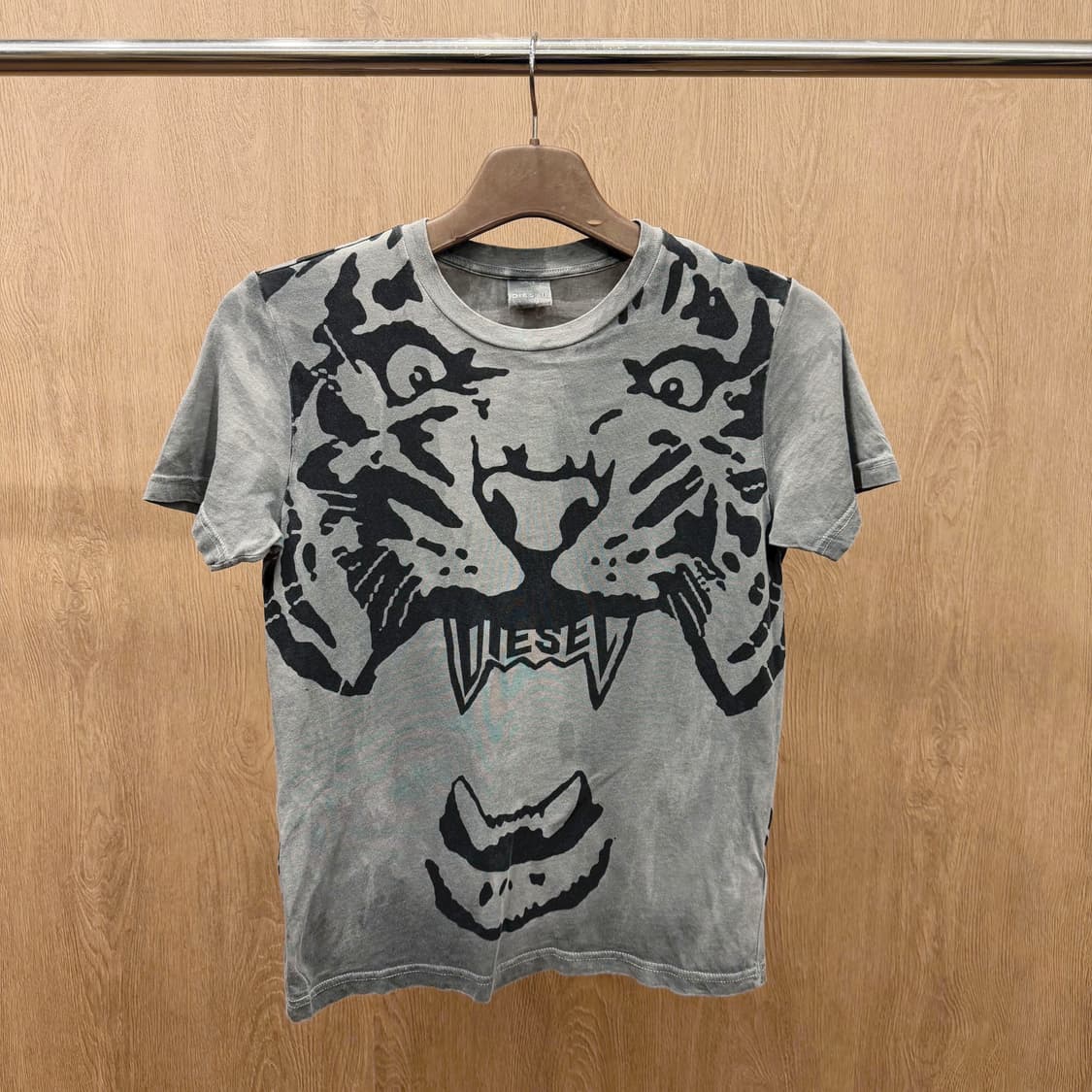 디젤 코튼 라운드넥 반팔 티셔츠 타이거 그래픽 로고 프린트 디테일 그레이 상품이미지2