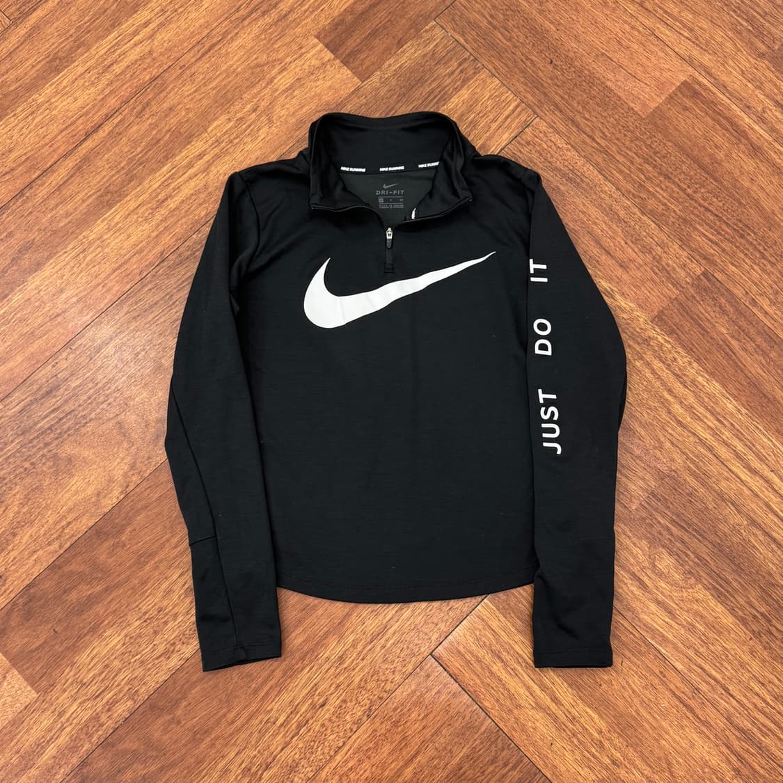 여성용 S  나이키 빅로고 스우시 런닝 반집업 기능성 티셔츠  상품이미지1