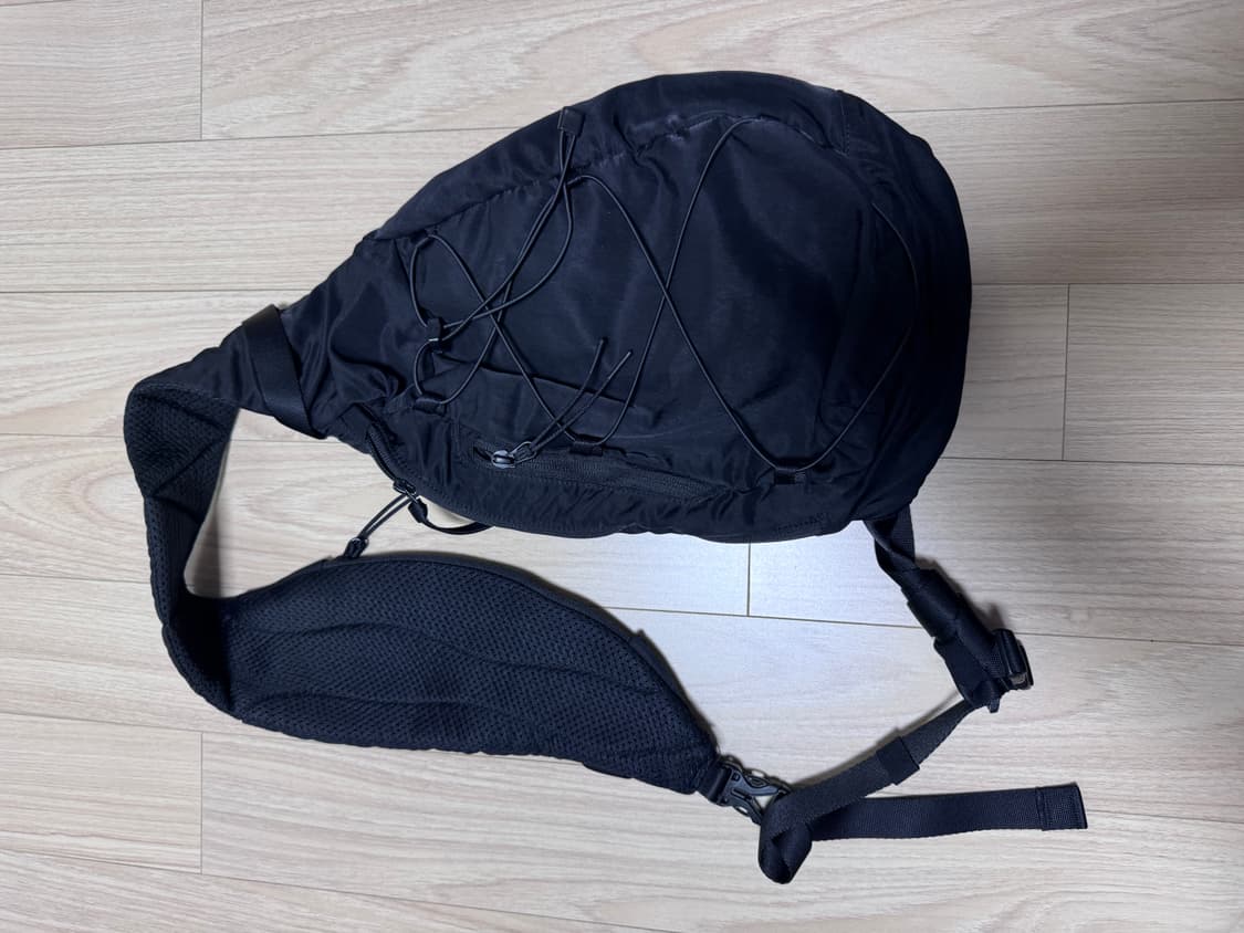 CP컴퍼니 나일론 B 크로스바디 럭색 블랙 24fw 상품이미지1