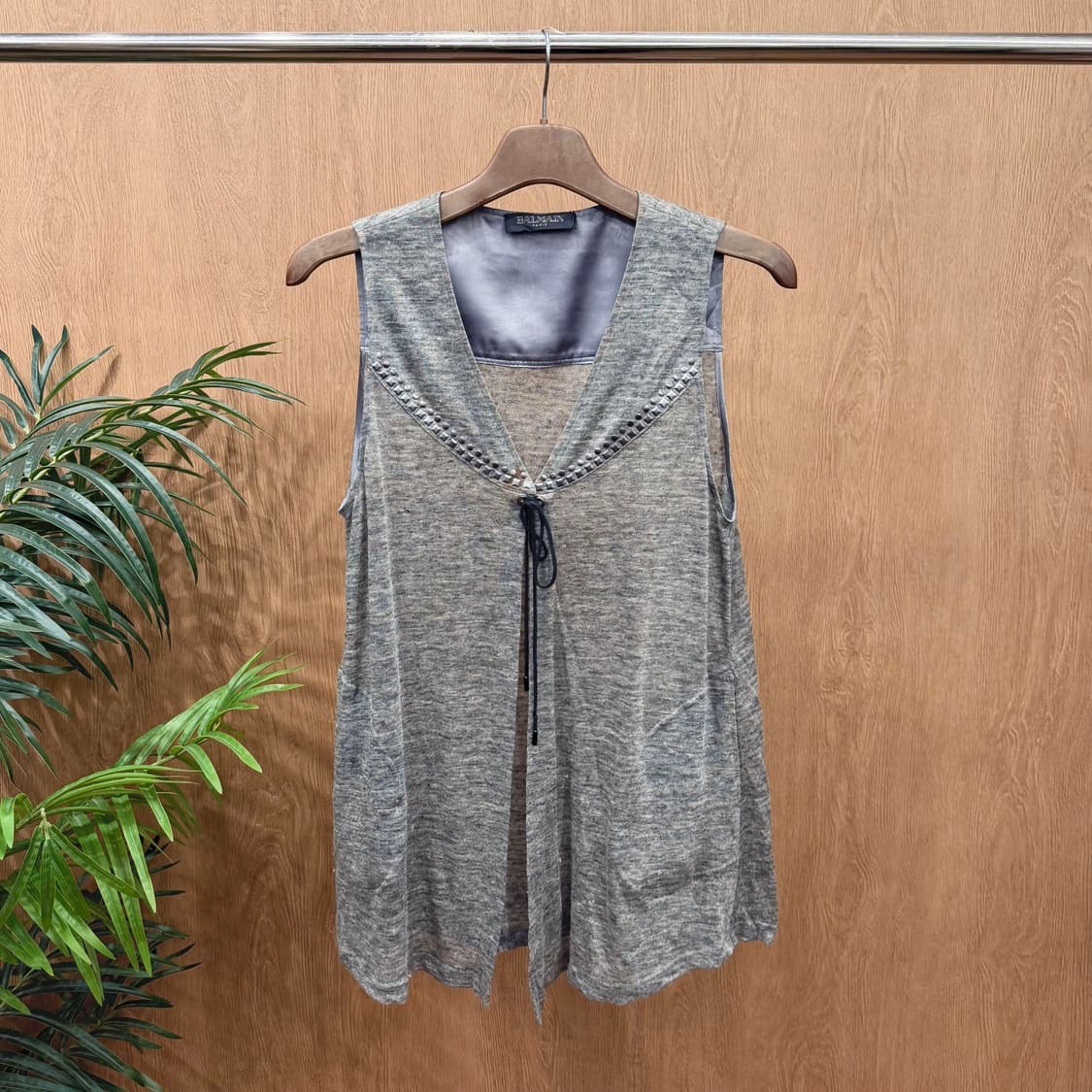 발망 슬리브리스 가디건 오픈형 스트랩 클로징 사이드 포켓 디테일 그레이 상품이미지1