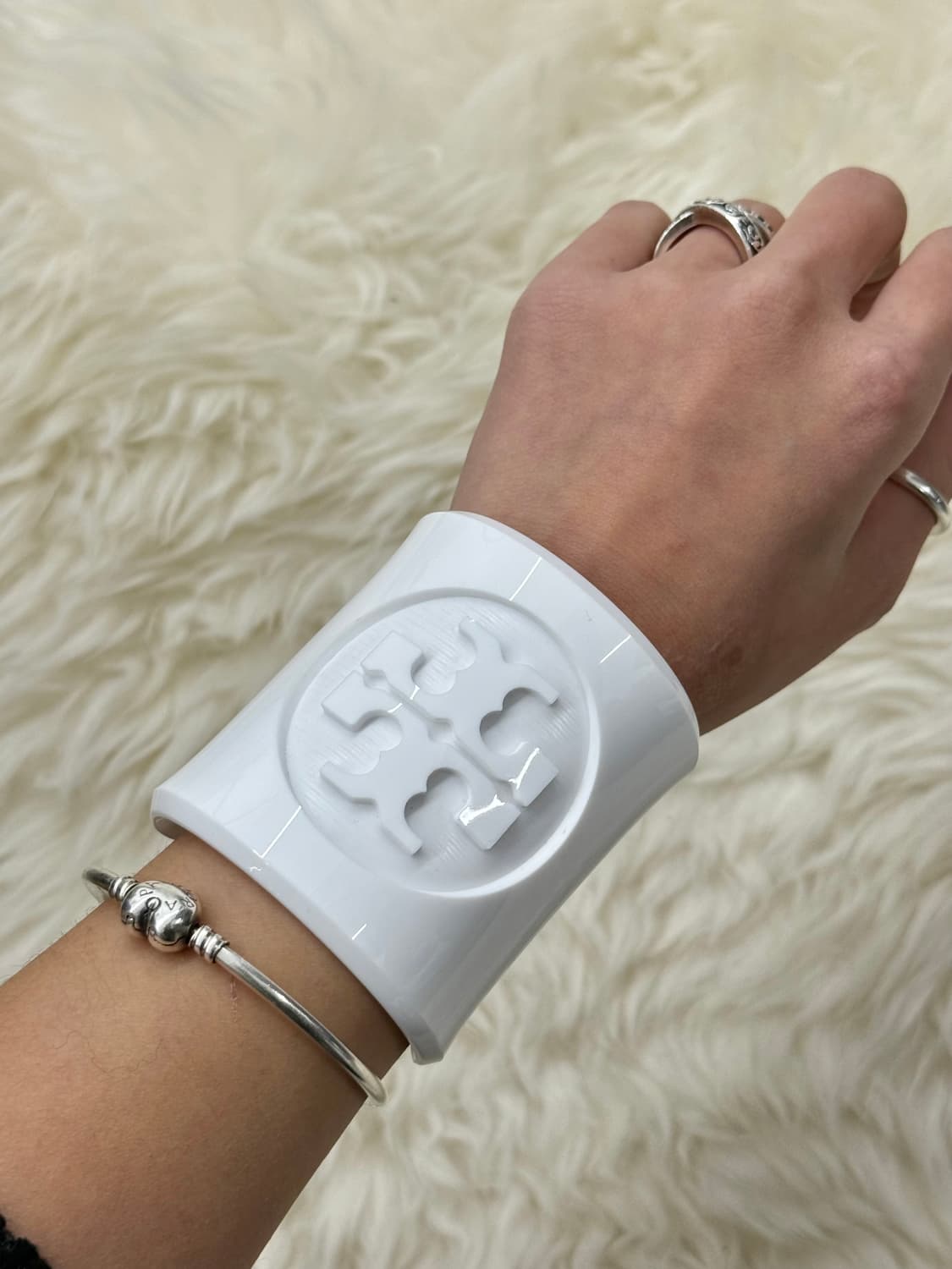 토리버치 화이트 루사이트 로고 와이드 커프 브레이슬릿 상품이미지3