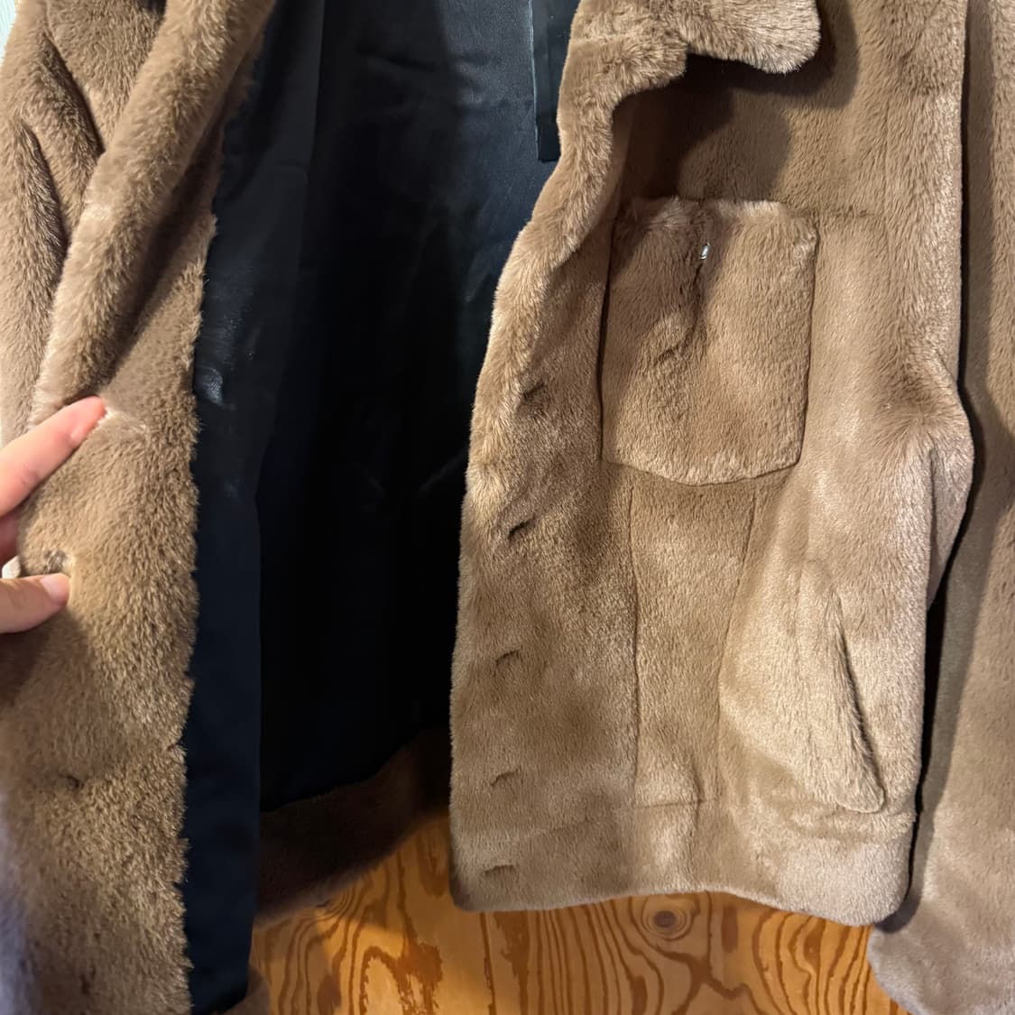 생로랑 23 F/W Faux Fur 트러커 자켓 판매 합니다. 상품이미지9