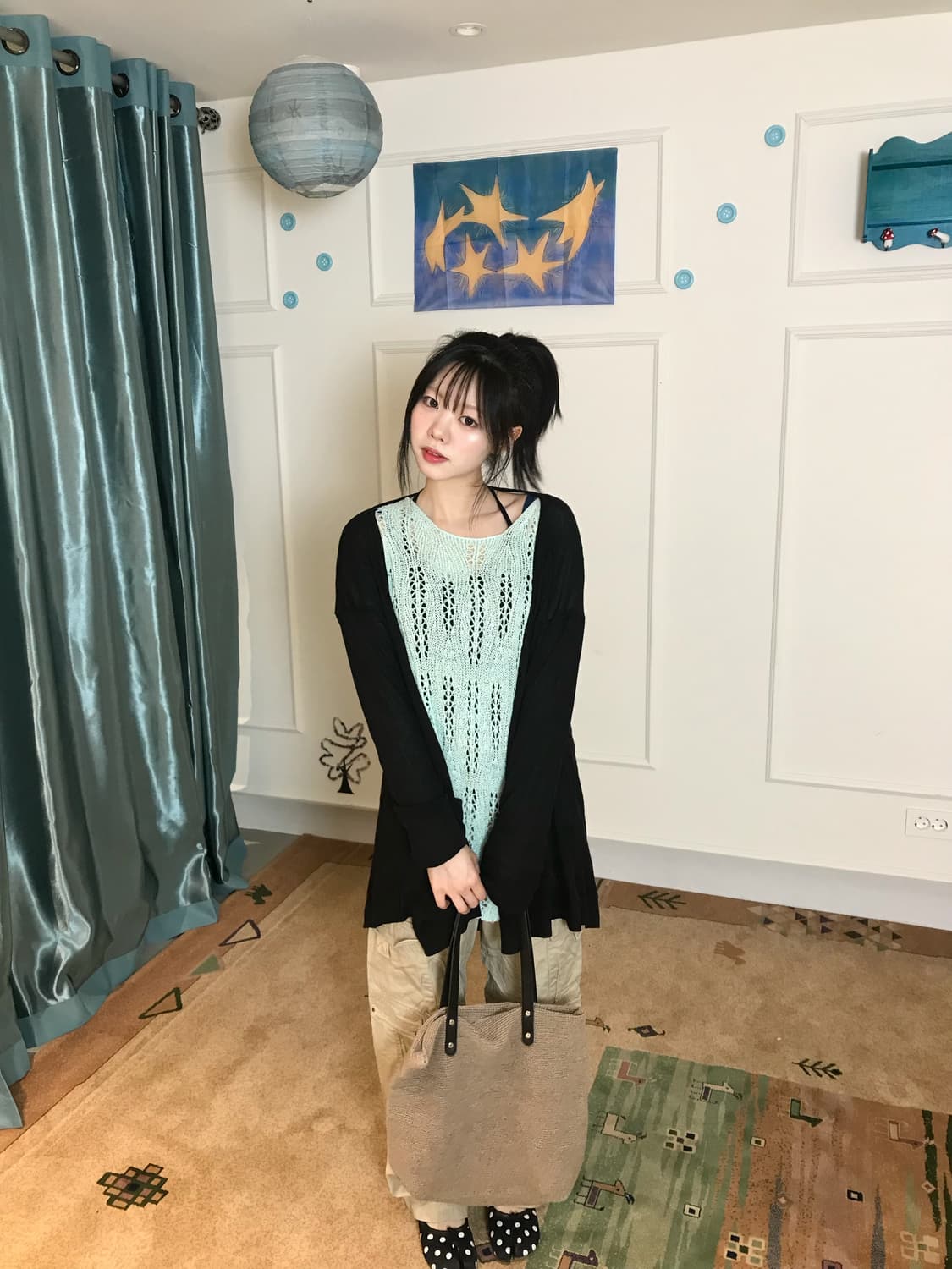 민트 컬러의 루즈한 네트 니트에 베이지 카고 팬츠 조합 🤍 상품이미지3