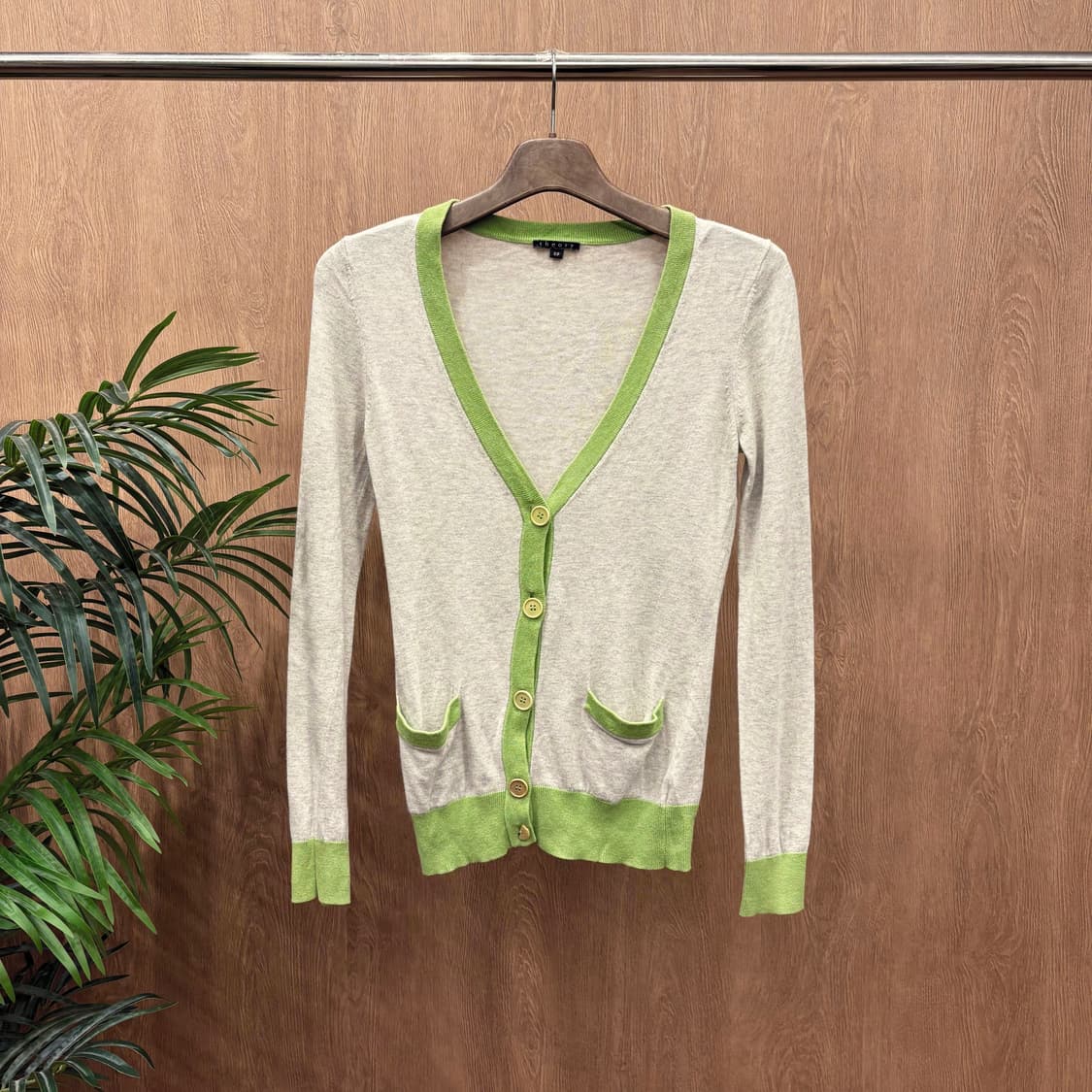 띠어리 브이넥 긴팔 코튼 캐시미어 가디건 그린 컬러 트리밍 라이트 그레이 상품이미지1