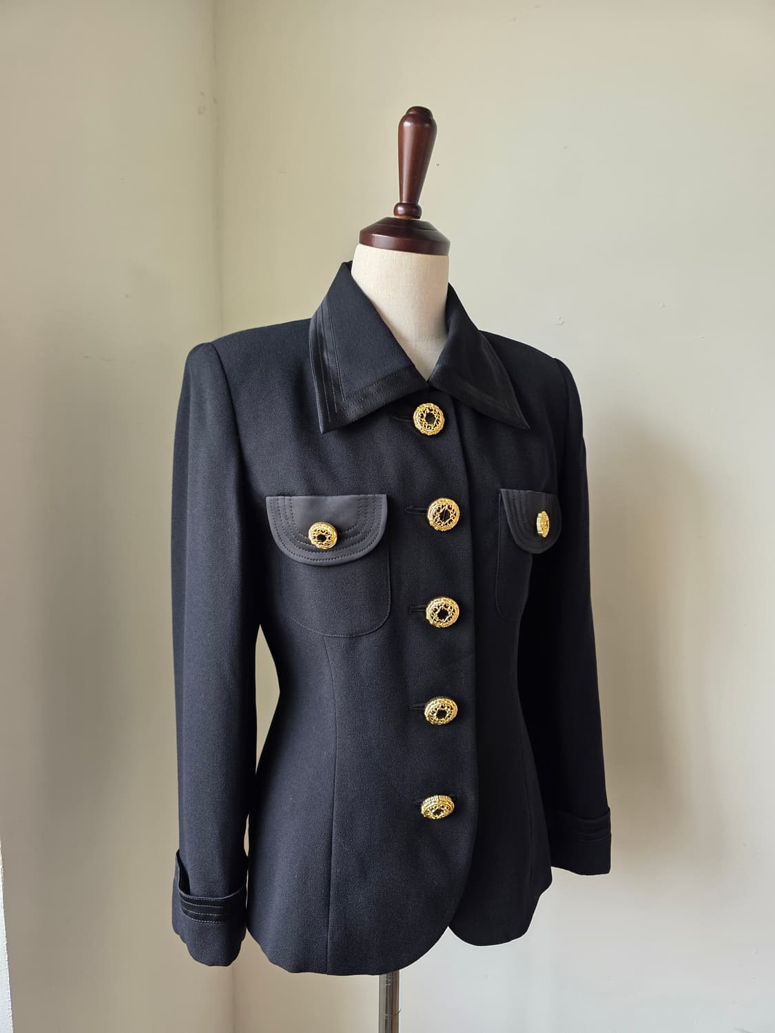 블랙 새틴 배색 금장 버튼 자켓 상품이미지3