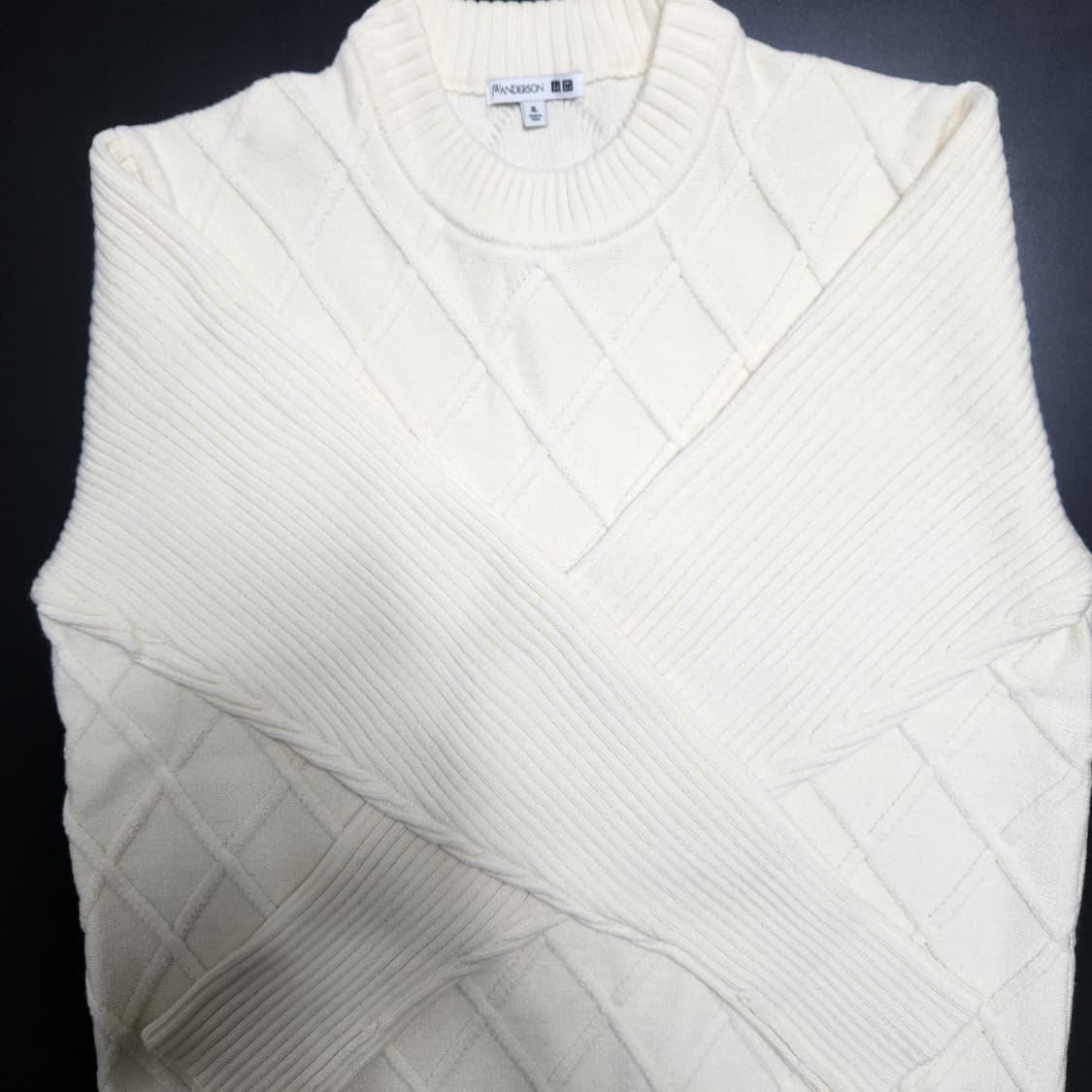 유니클로 x JW 앤더슨 다이아몬트 스티치 크루넥 스웨터  오프 화이트 상품이미지1