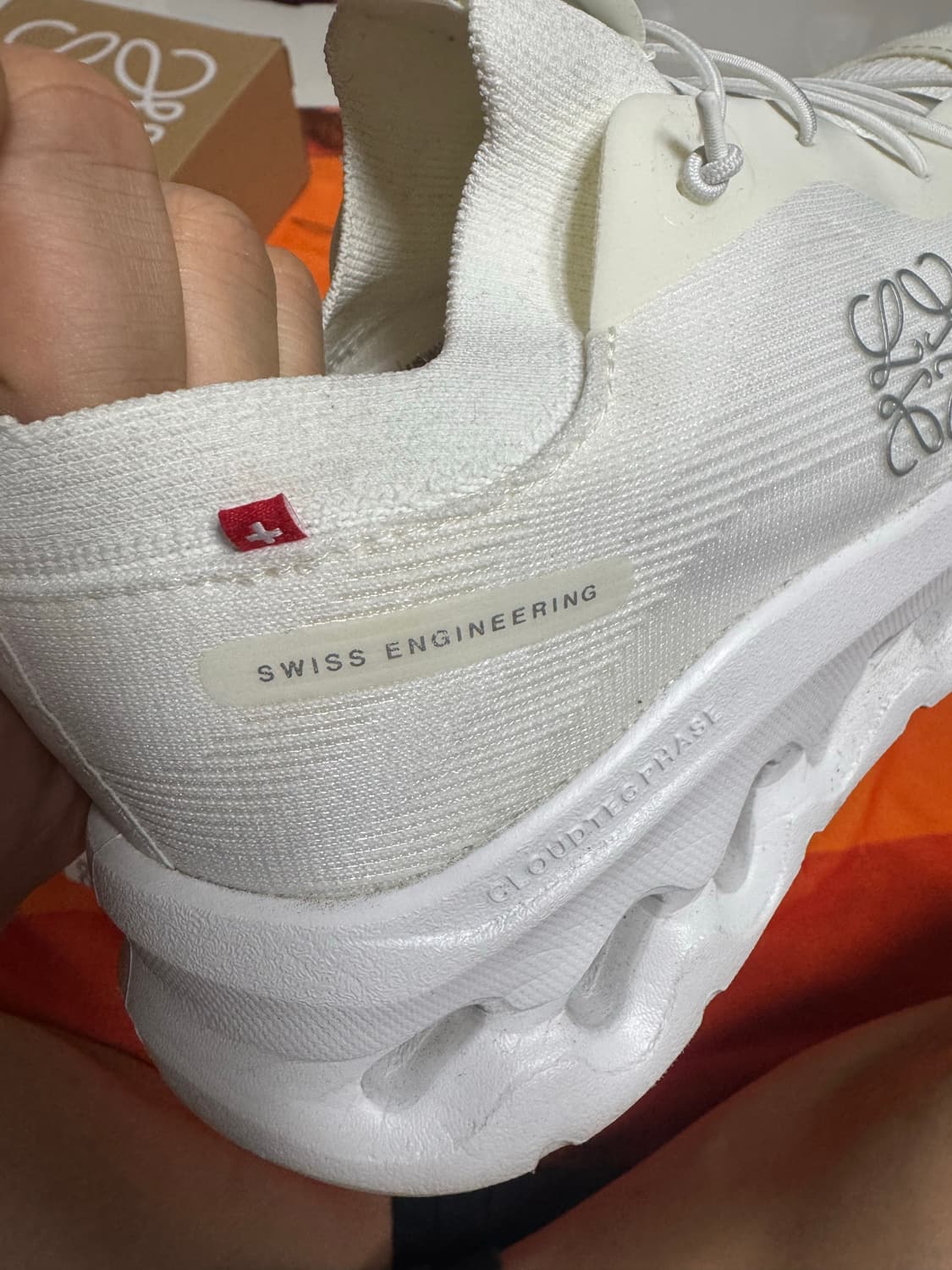 온러닝 로에베 클라우드틸트 올화이트  상품이미지5