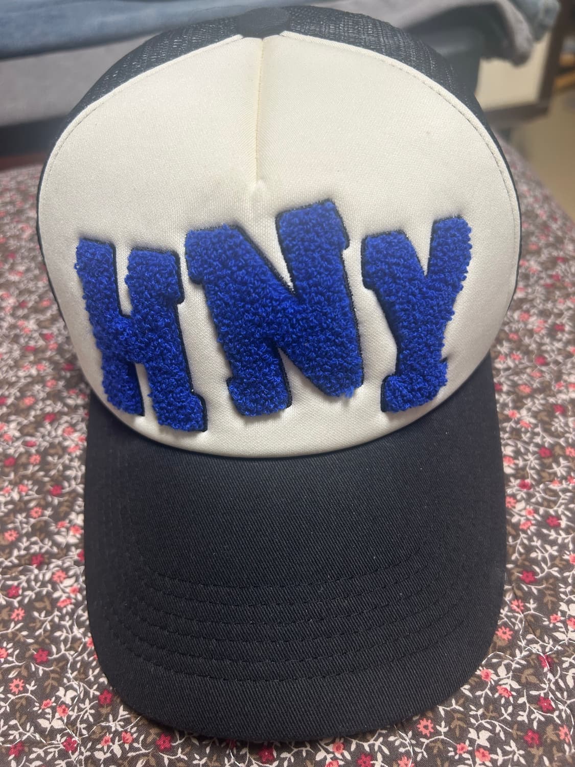 허니스쿱하우스 HNY 로고 트러커 캡 블랙 상품이미지1