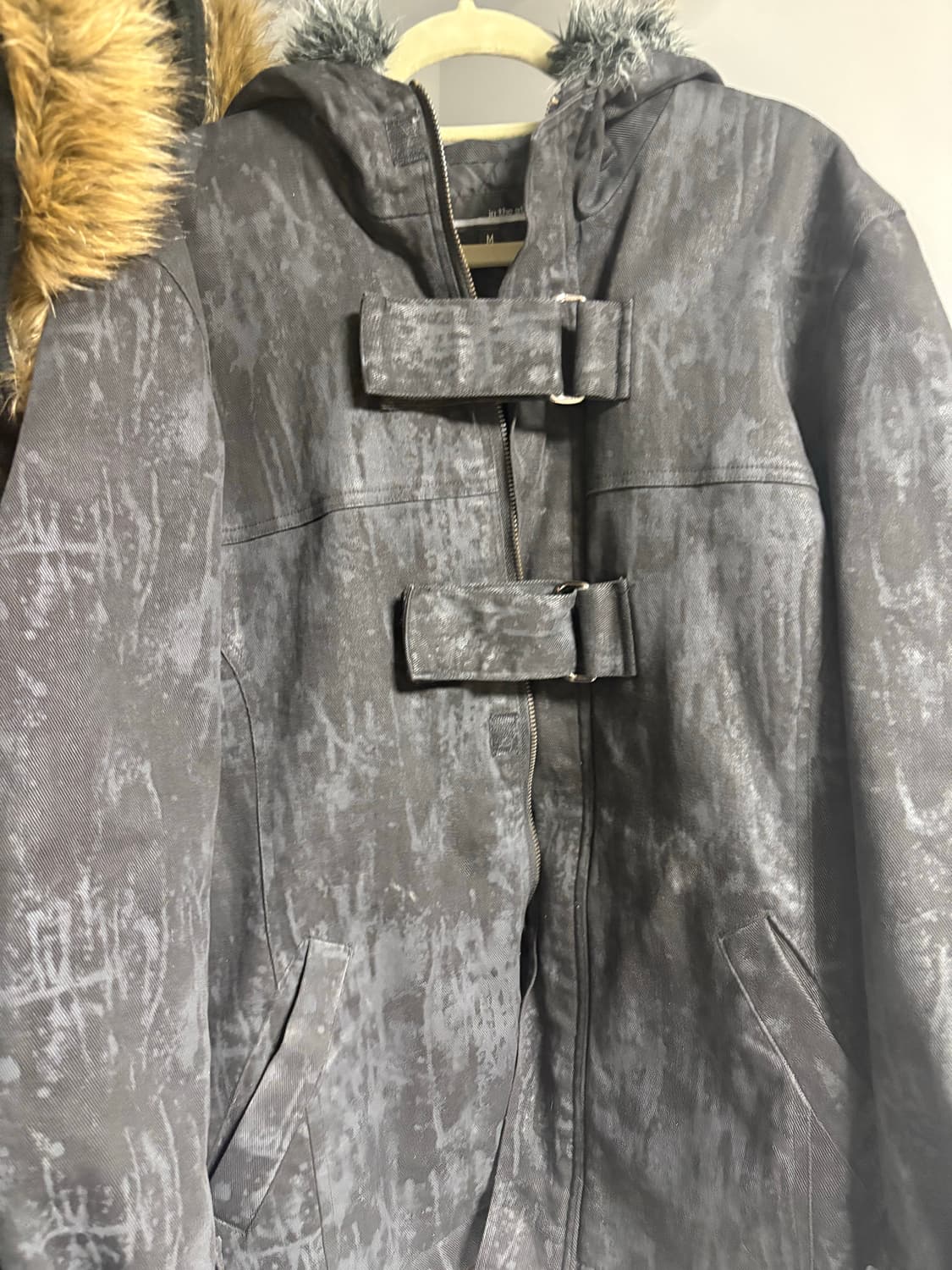 In the attic 비주얼계 버클 퍼후드 자켓 상품이미지1