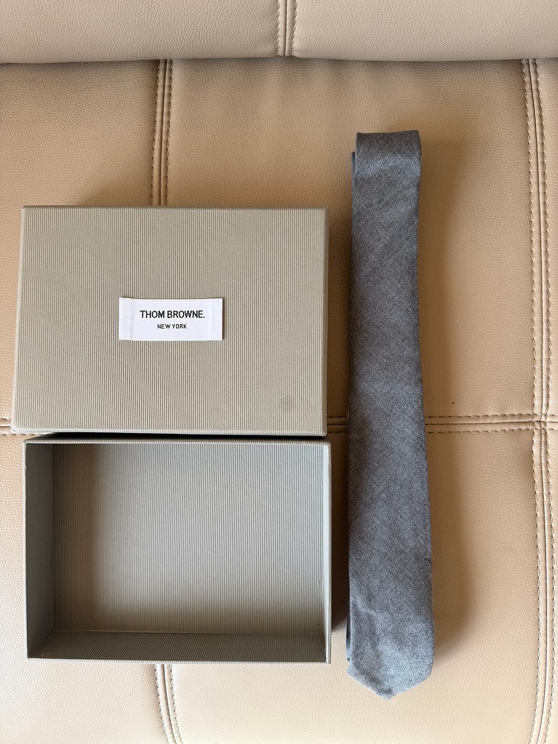 [os] 톰브라운 시그니쳐 울 넥타이 미드 그레이 (백화점판) 상품이미지1