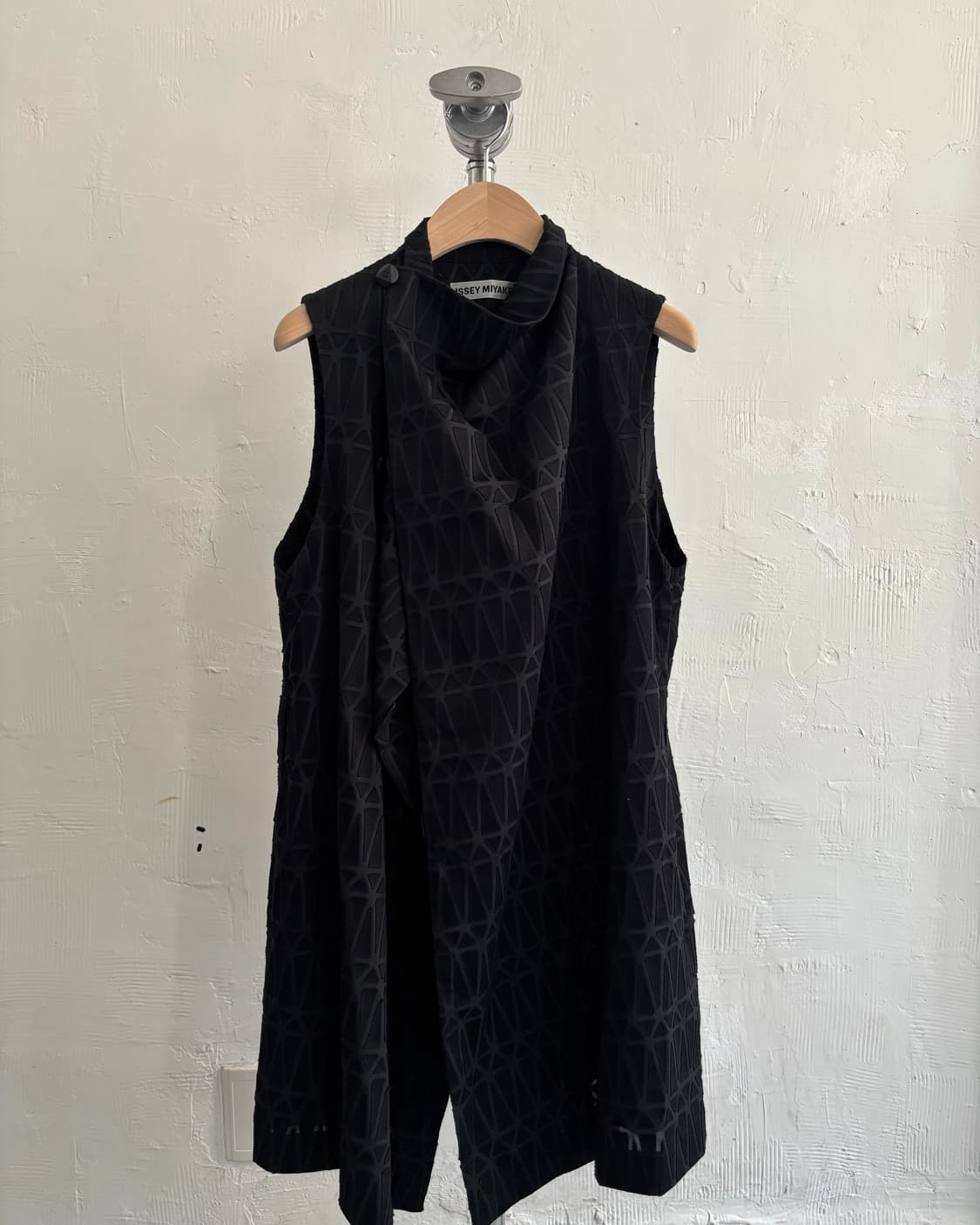 ISSEY MIYAKE 이세이 미야케 언발란스 드레이프 슬리브리스 원피스 상품이미지7