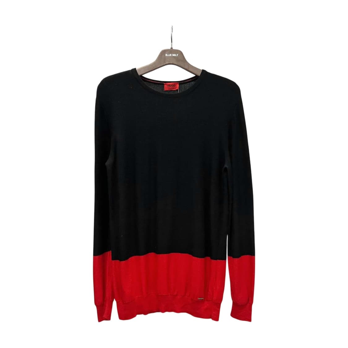 휴고보스 라운드넥 울 니트 배색 밑단 로고 플레이트 디테일 블랙 레드 상품이미지1