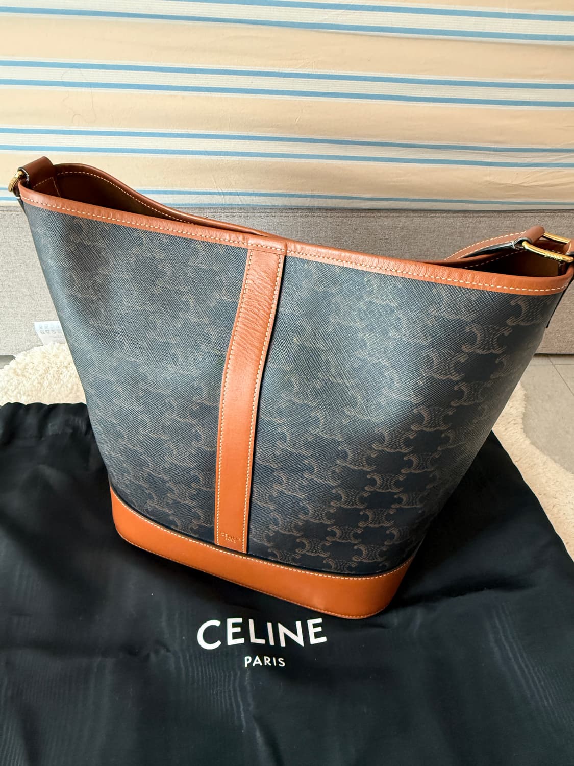 셀린느 트리옹프 버킷백 미디움 상품이미지1