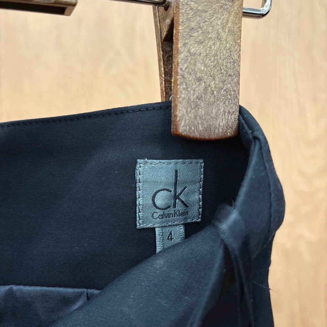 캘빈클라인 H라인 펜슬 미디 스커트 허리 교차 절개 슬릿 디테일 블랙 상품이미지6