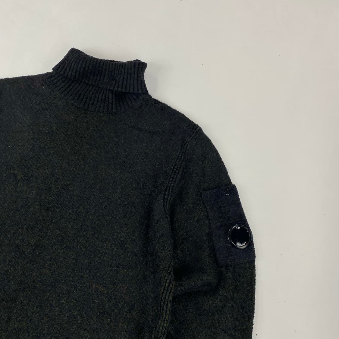 C.P 컴퍼니 렌즈 딥 차콜 모 터틀넥 니트 (100) 상품이미지1