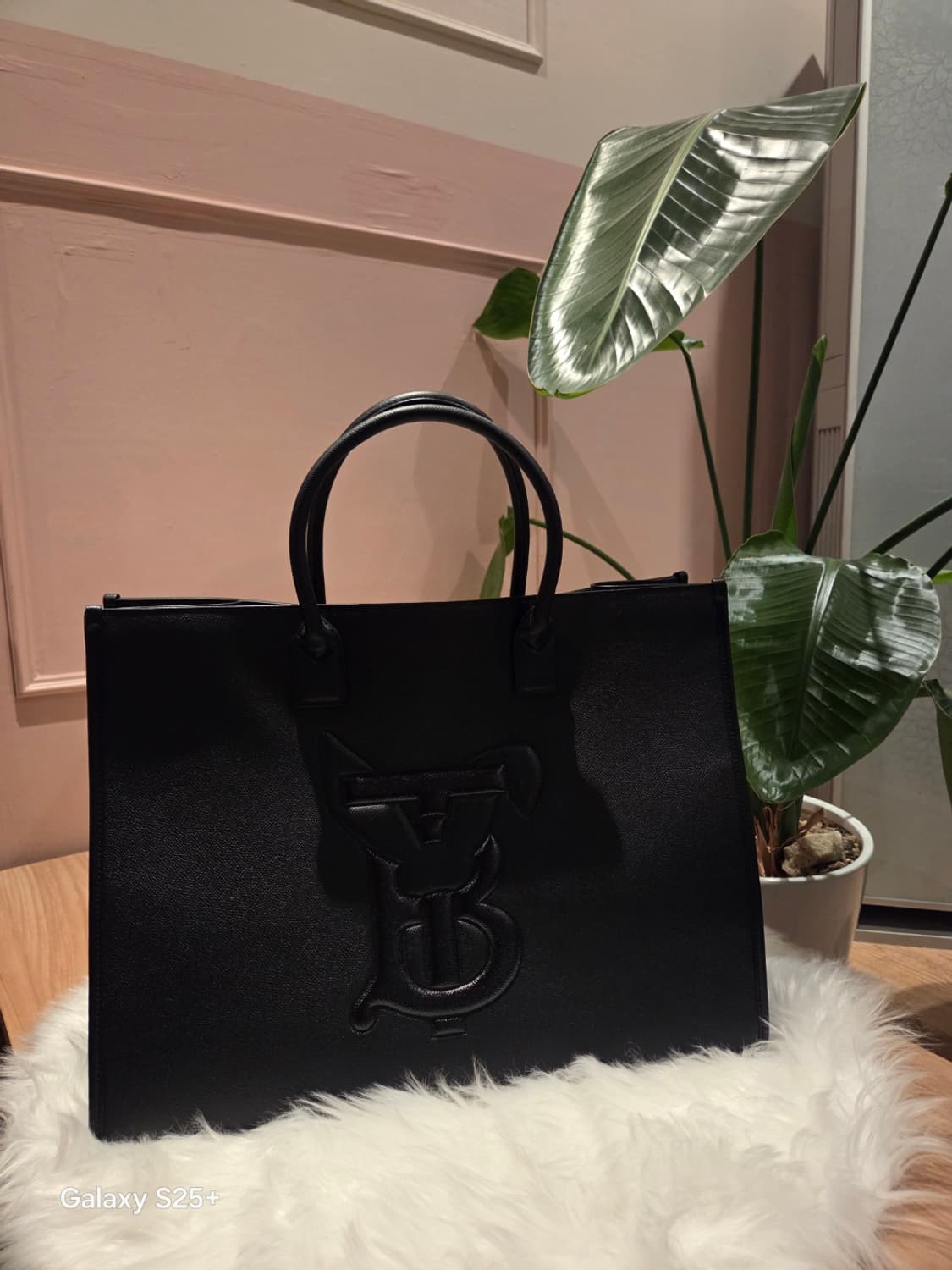 버버리 래빗 모노그램 모티프가죽 숄더백 토끼해 에디션 상품이미지5