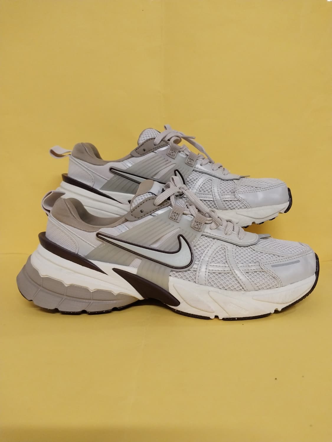 여성 나이키 V2K 런 라이트 오어우드 브라운 카키 운동화 (255) 상품이미지3