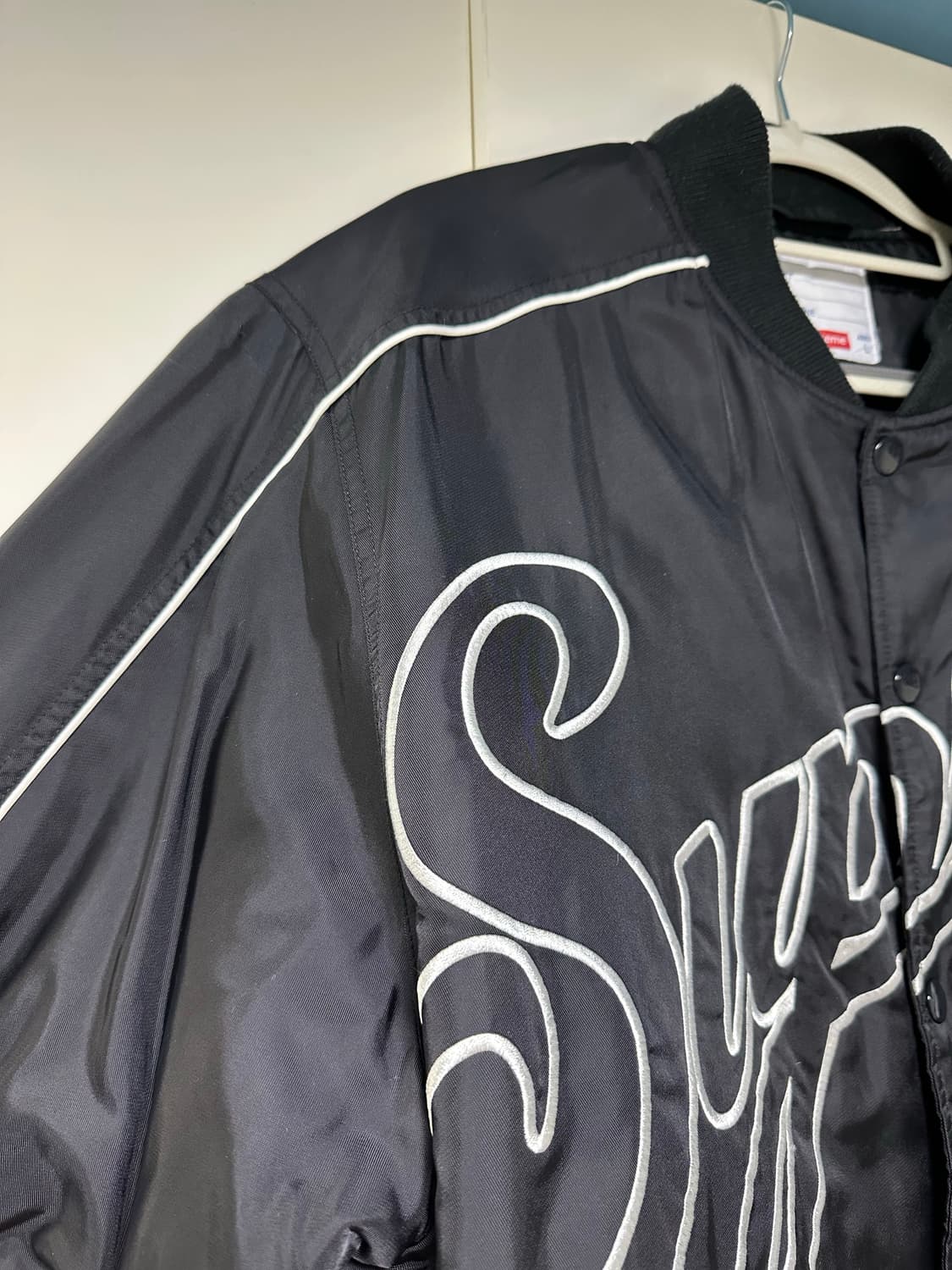 슈프림 20FW 콘트라스트 스크립트 바시티 자켓 상품이미지5