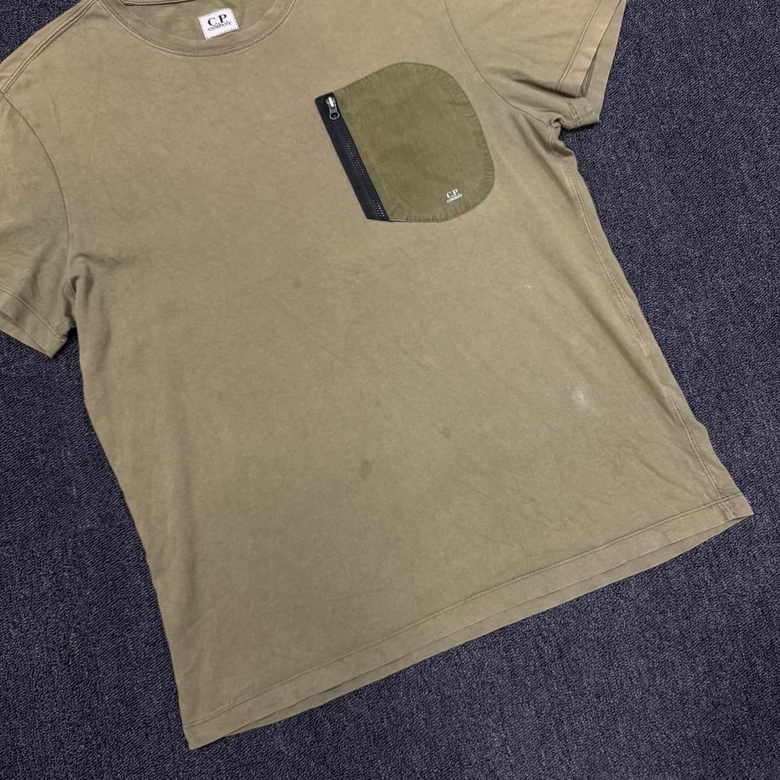 CP컴퍼니 포켓 카키 반팔티 상품이미지3