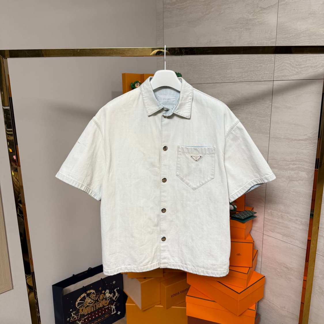 [L사이즈]프라다 삼각로고 데님 반팔 셔츠 상품이미지1