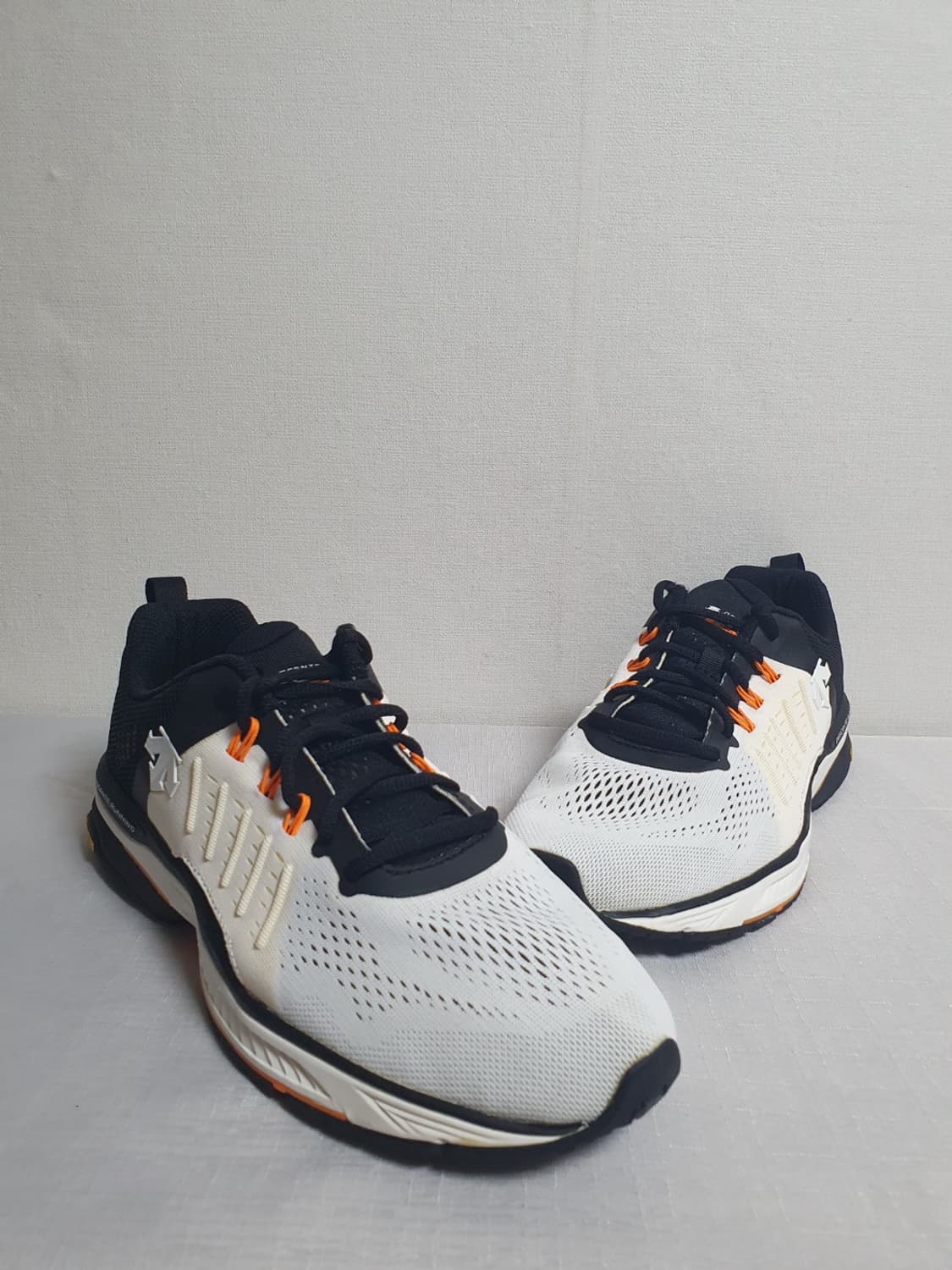 데상트 토닉 3.0 러닝화 화이트 블랙 오렌지 280mm 상품이미지3