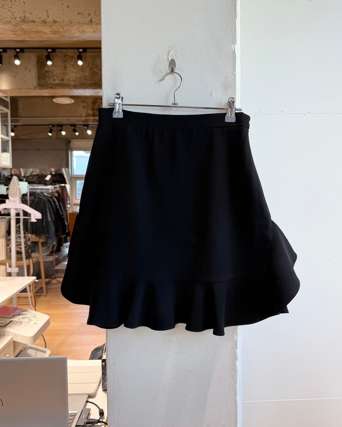 미우미우 블랙 프릴 미니스커트  상품이미지2