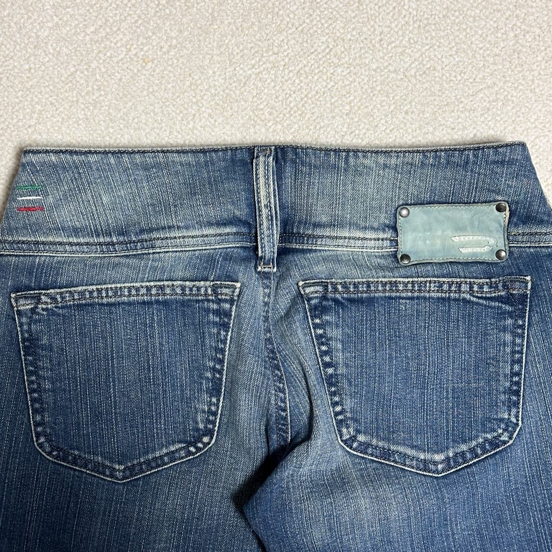 디젤 CHEROCK 로우라이즈 부츠컷 데님 팬츠 상품이미지4