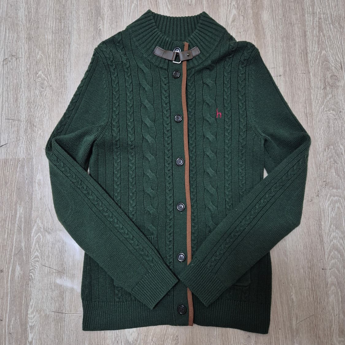 헤지스 로고 넥버클 꽈배기 니트 가디건 상품이미지1