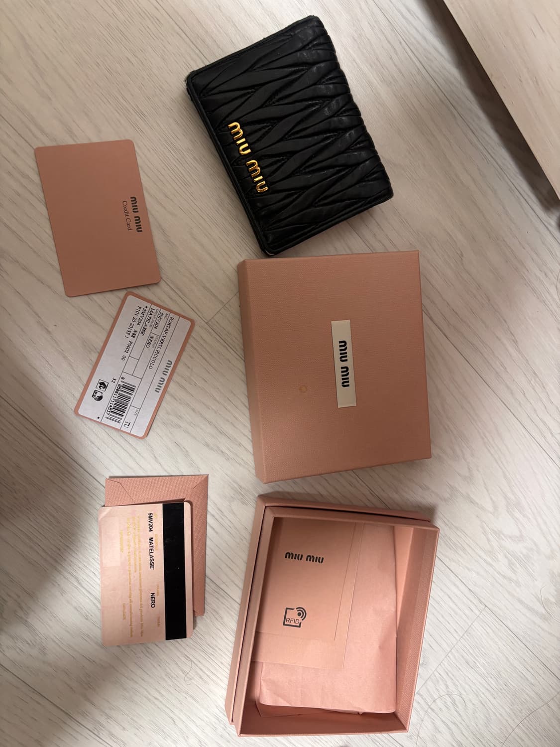 미우미우 마틀라세 포켓 반지갑 블랙 정품 상품이미지1