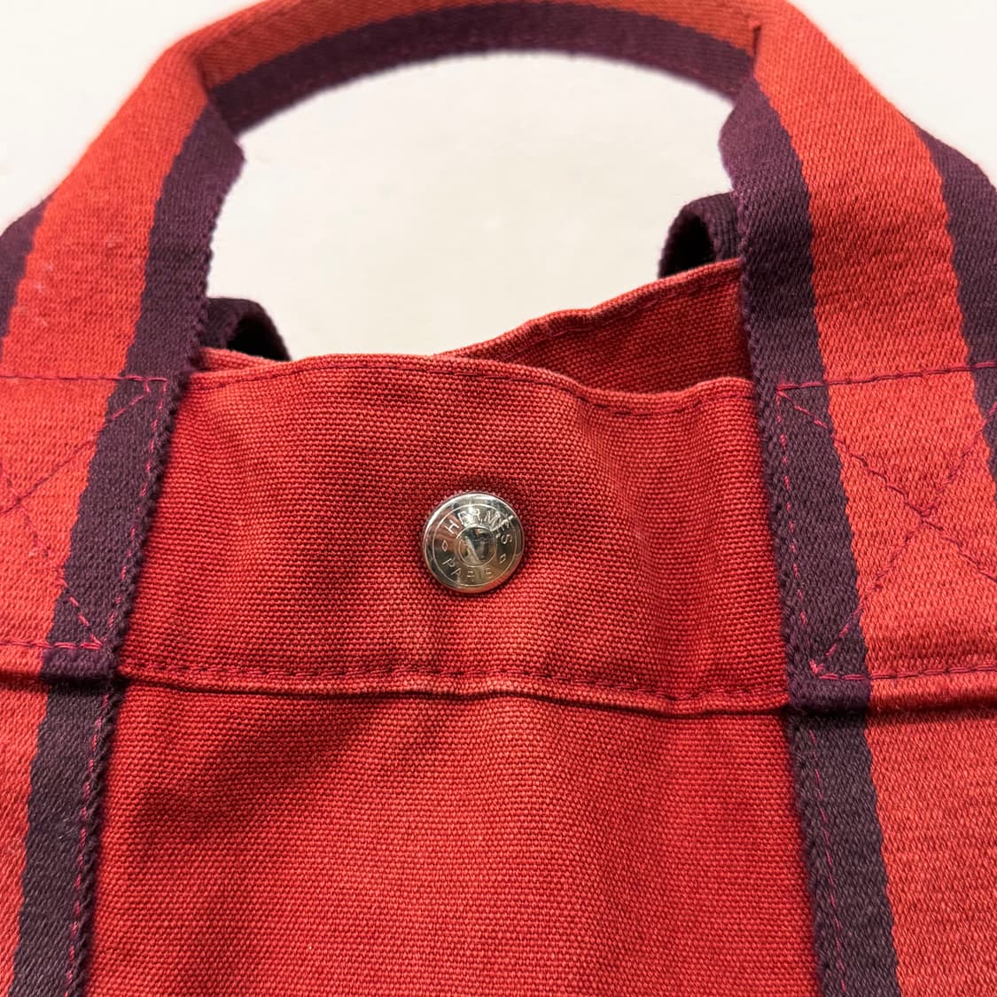 에르메스 캔버스 코튼 토트백 스트라이프 배색 버튼 클로징 디테일 와인 상품이미지6