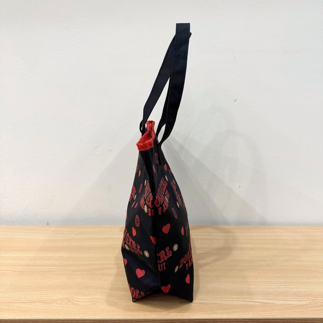 안나수이 토트백 로고 모노그램 패턴 지퍼 디테일 레드 포인트 블랙 상품이미지3